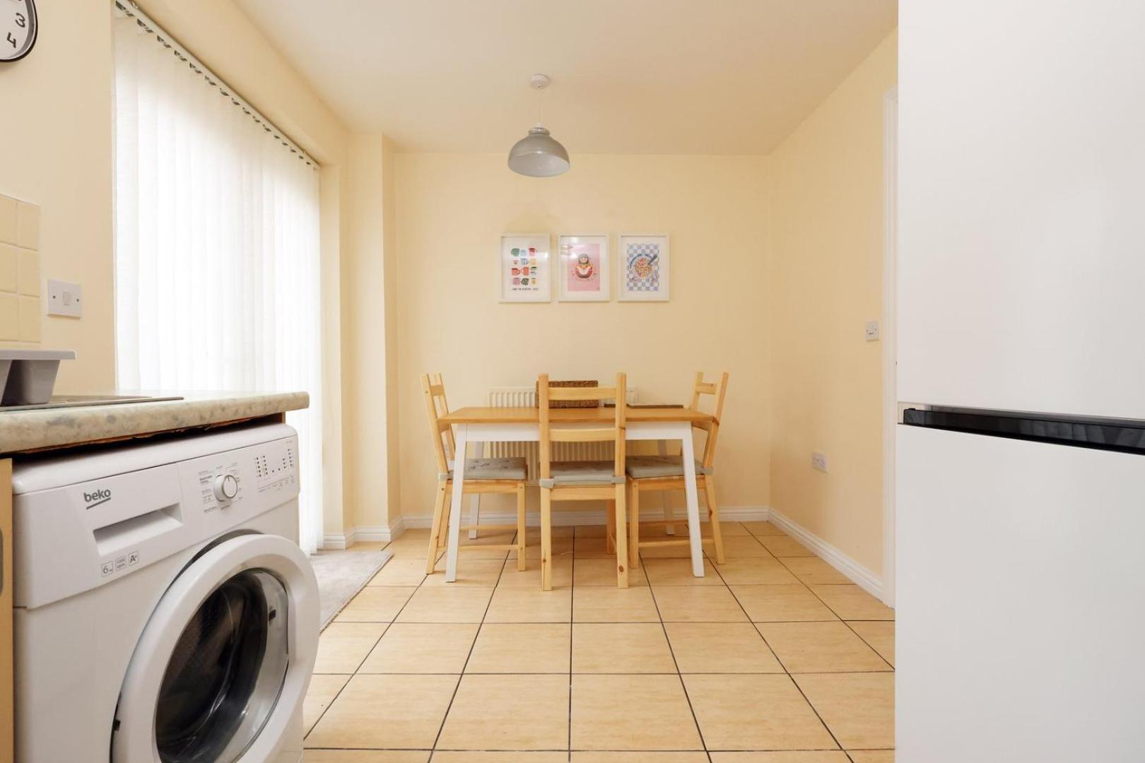 Relaxing 2-Bed Coastal Escape In Port Talbot Apartment Exterior photo