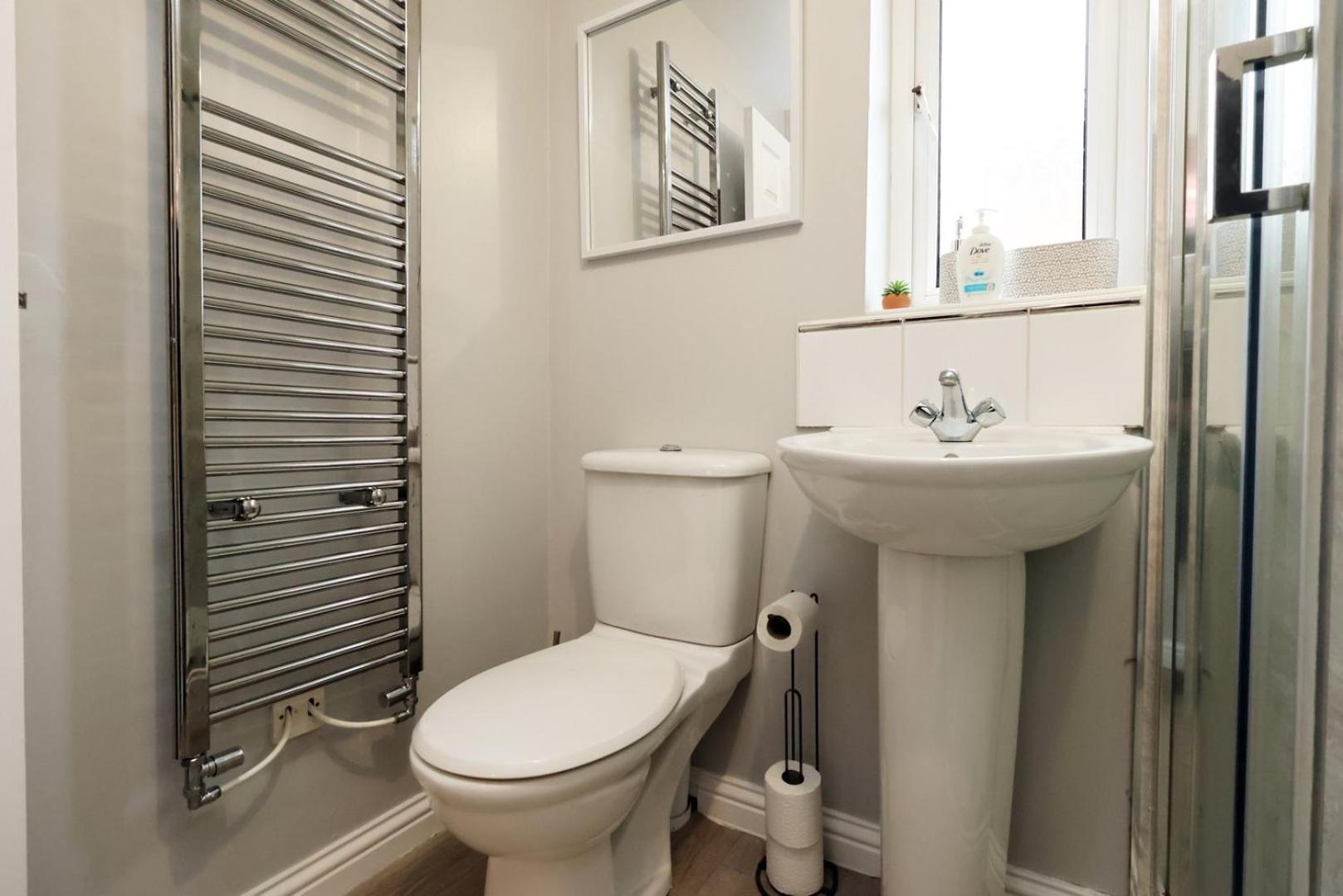 Relaxing 2-Bed Coastal Escape In Port Talbot Apartment Exterior photo