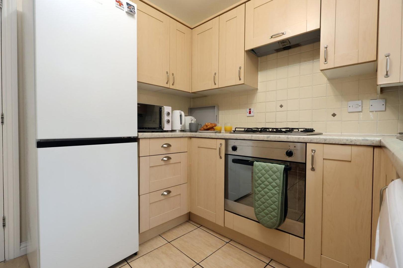 Relaxing 2-Bed Coastal Escape In Port Talbot Apartment Exterior photo